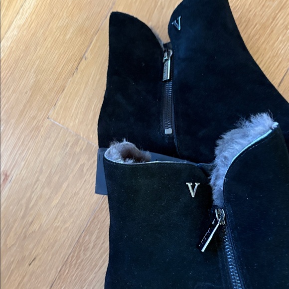 Valdini Suede Bootie. Side zipper. Will fit size 8.5. - Picture 3 of 9